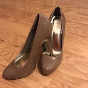 Women’s tan pumps